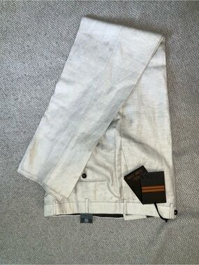 Men's Light Gray Dress Pants - Tailored Modern fit
Size 40
Wool and linen blend
